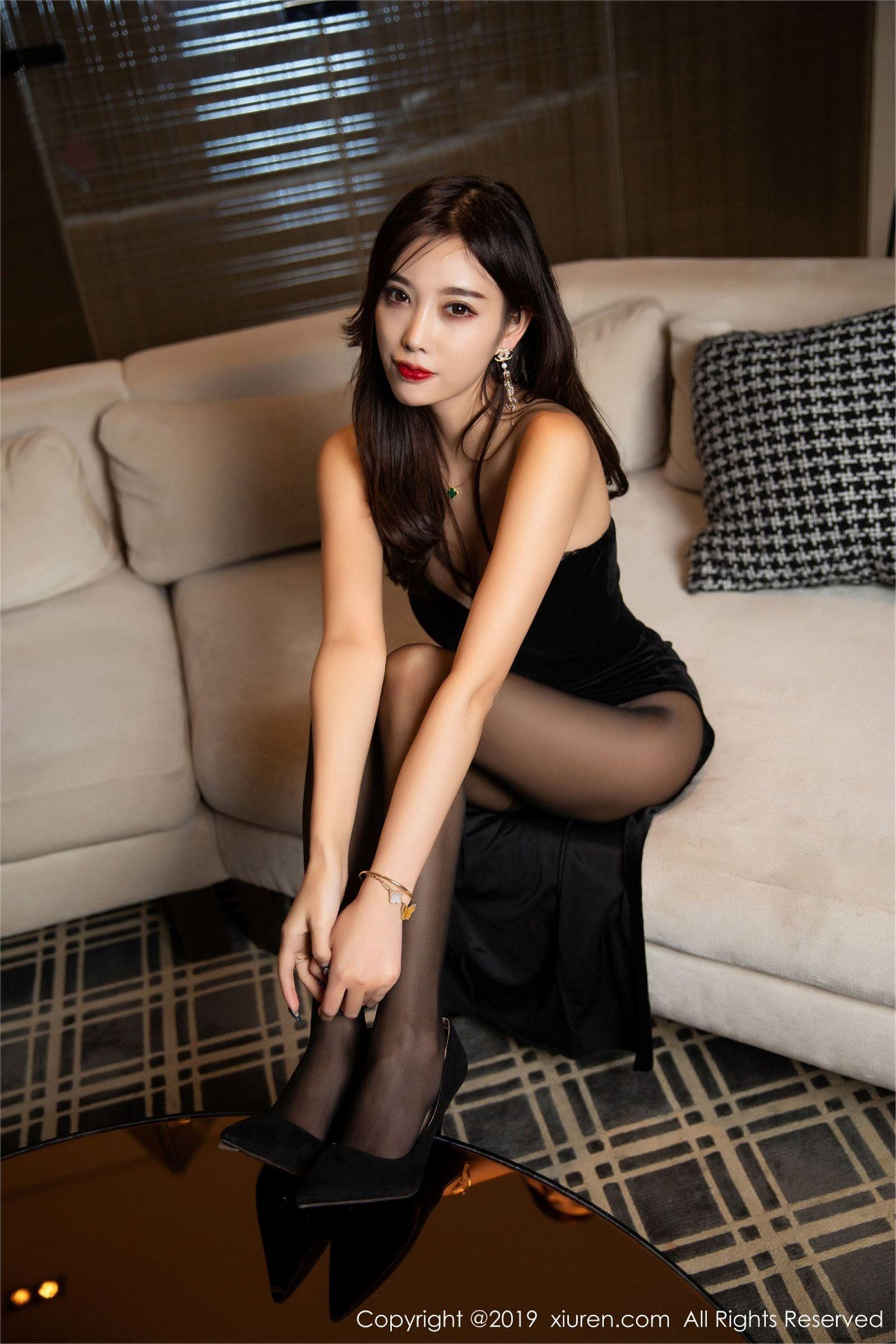 [XIUREN秀人网] 2019.06.04 NO.1483 销魂的黑丝诱惑 杨晨晨sugar_p009