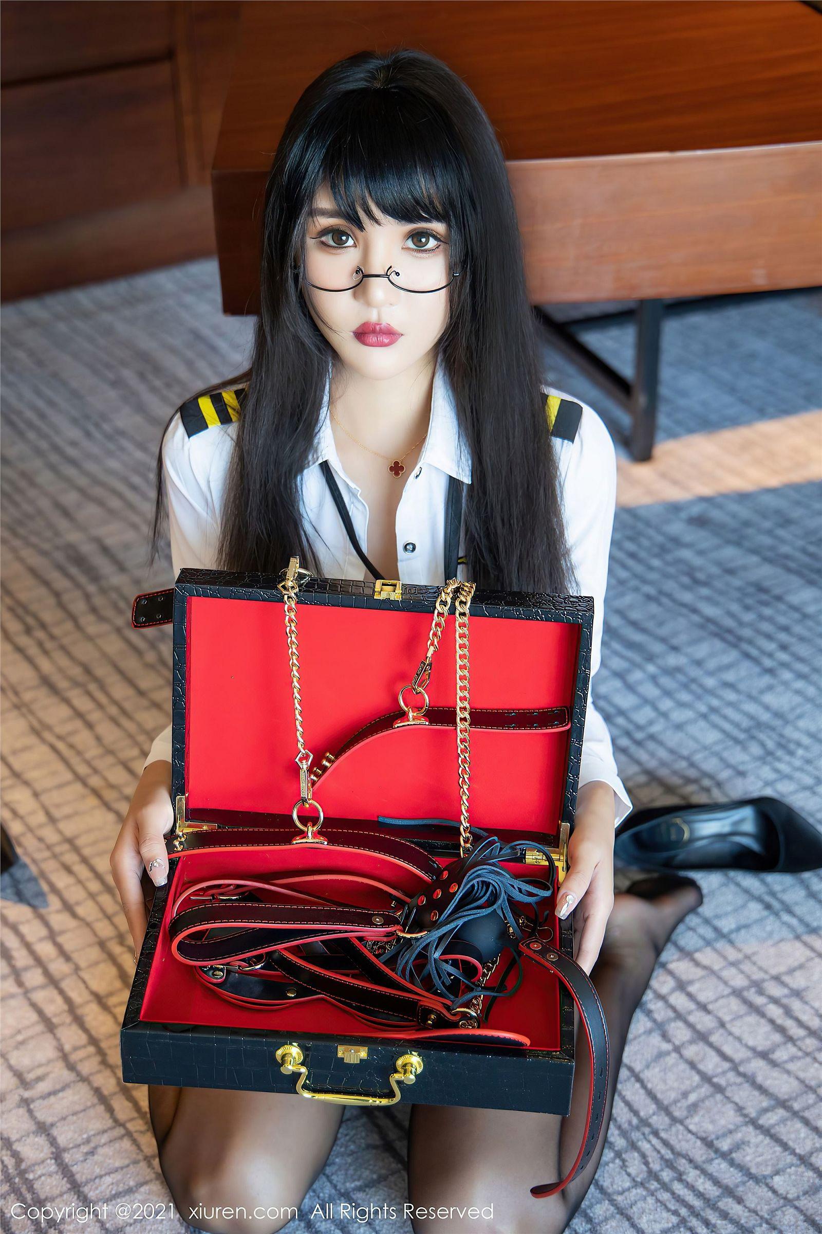 [XIUREN秀人网] 2021.11.12 NO.4207 Emily尹菲_p003