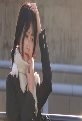 女孩花啾玩